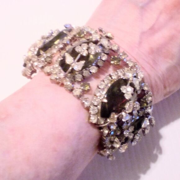 Vintage Smokey and Clear Rhinestone Floral Design Bracelet Earring Demi Set - Picture 5 of 6